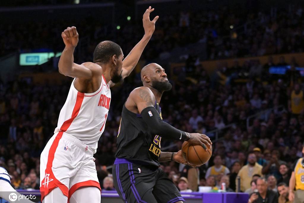 詹姆斯28+8+7杜兰特回归23分 湖人再胜火箭总分2-0领先